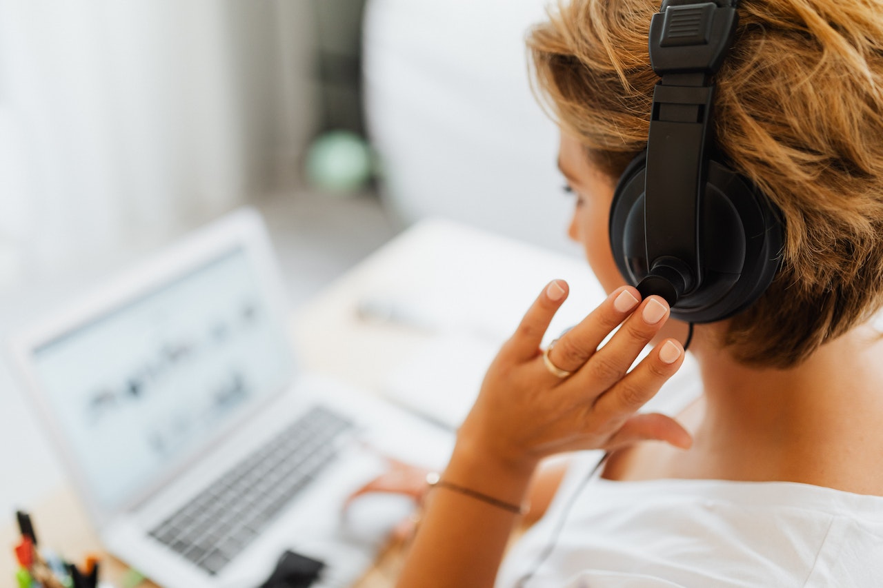 telemarketing woman headphones