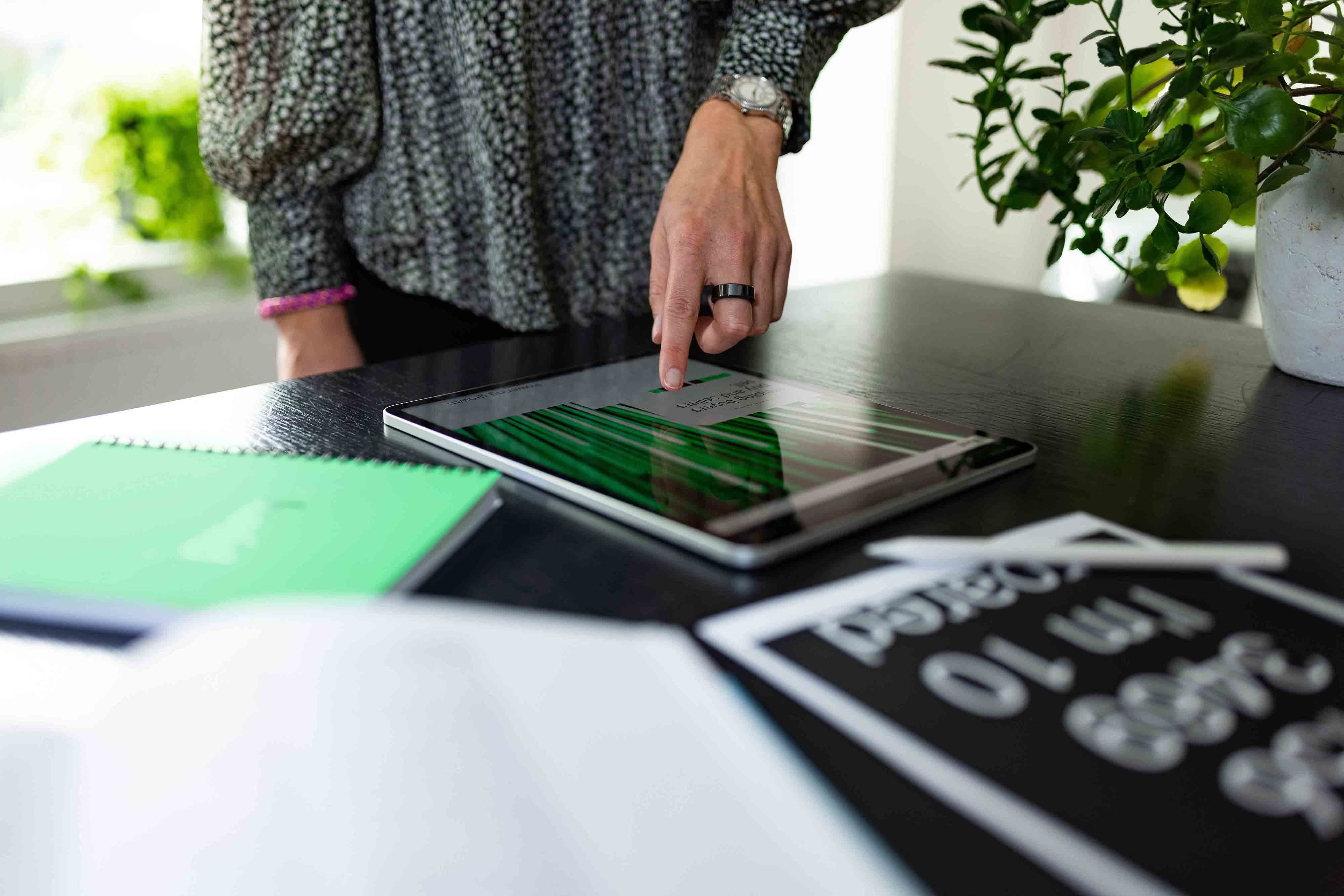 office-woman-tablet-notebook-plant2