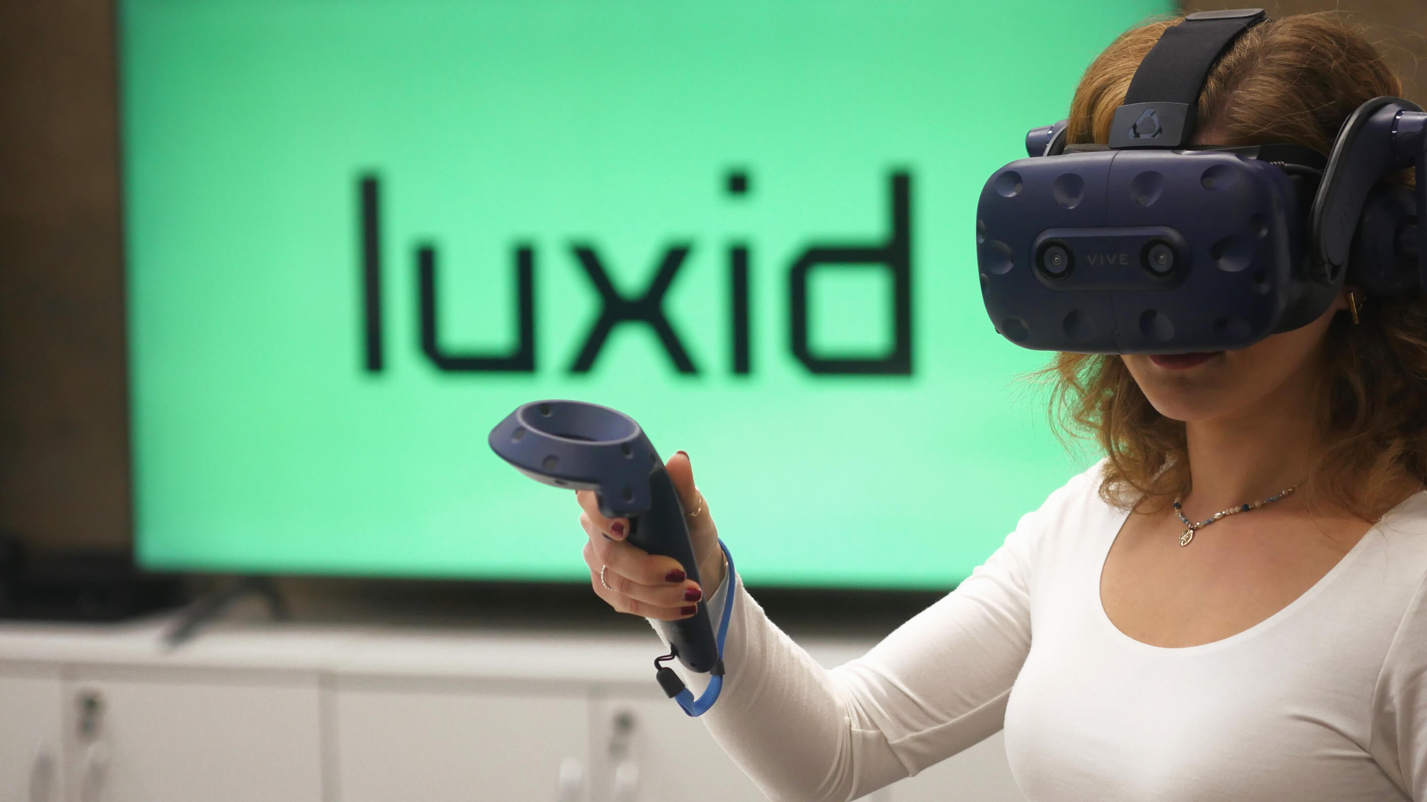 woman-using-vr-set