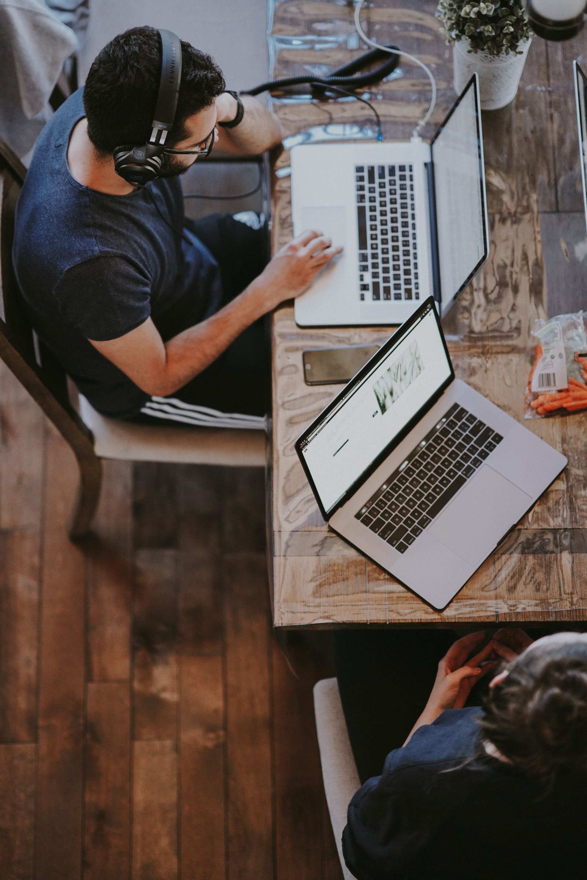 working annie-spratt-vGgn0xLdy8s-unsplash_1920