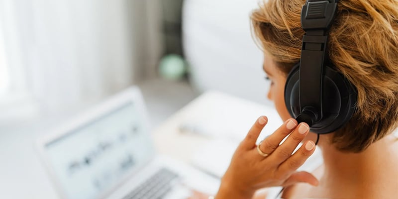 telemarketing woman headphones